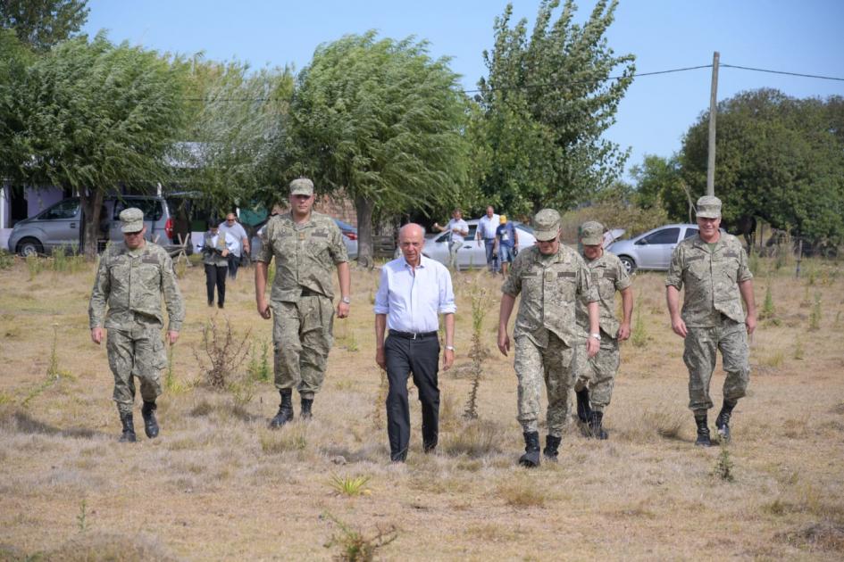 Ministro García recorriendo tajamares en Los Cerrillos