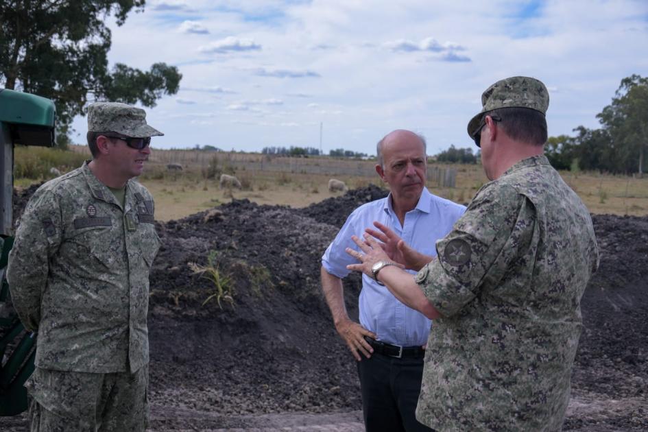 Ministro García recorriendo tajamares en Los Cerrillos