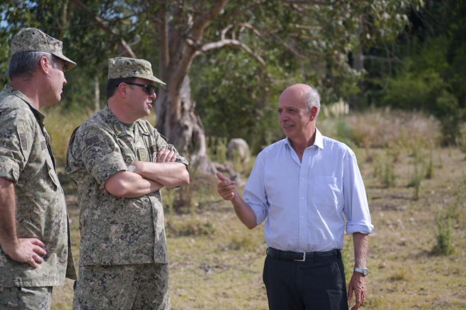 Ministro García recorriendo tajamares en Los Cerrillos