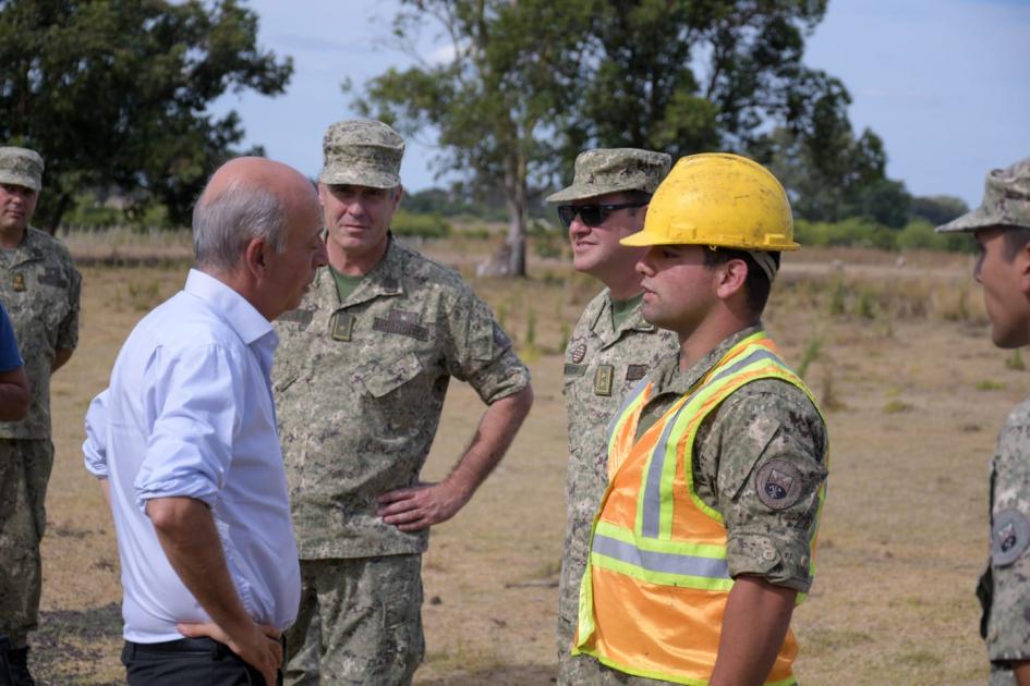 Ministro García recorriendo tajamares en Los Cerrillos