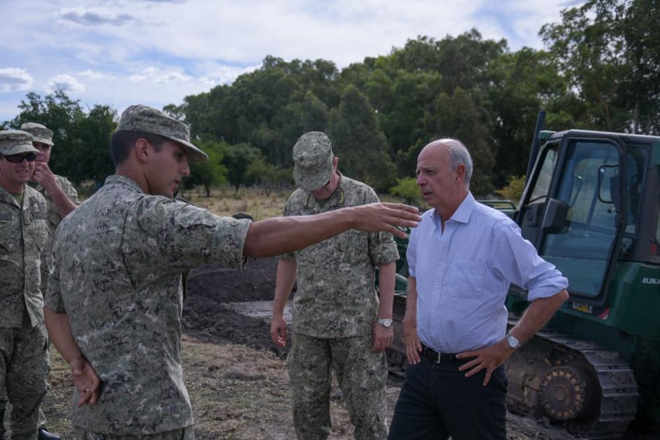 Ministro García recorriendo tajamares en Los Cerrillos