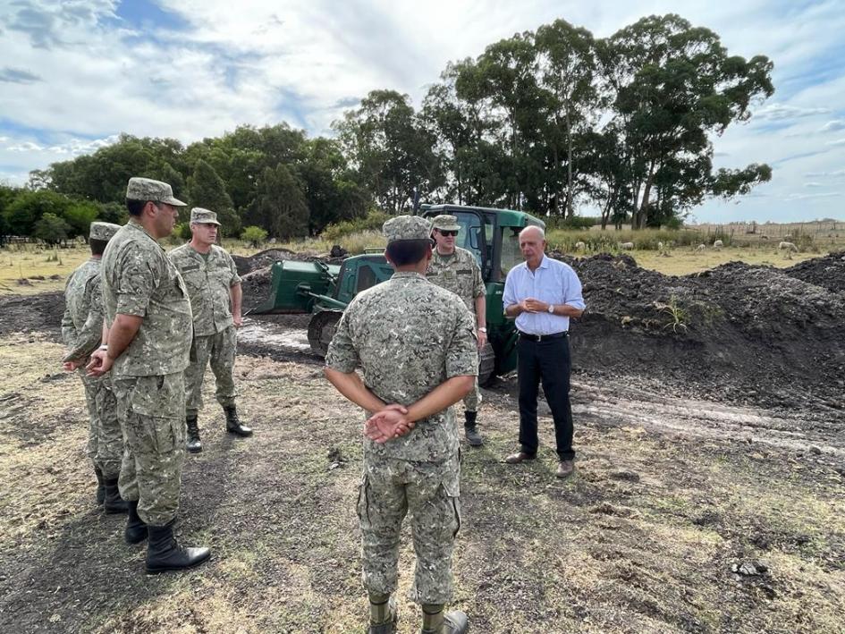 Ministro García recorriendo tajamares en Los Cerrillos