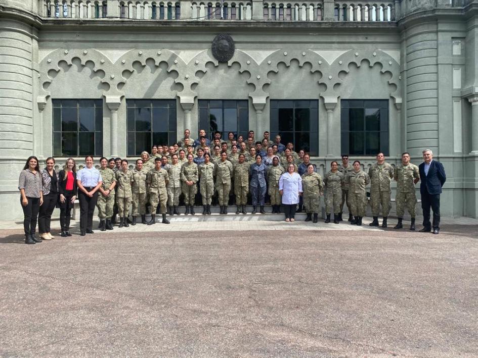 Primera sesión informativa del Proyecto Elsie Personal militar que recibió la capacitación posando para la foto