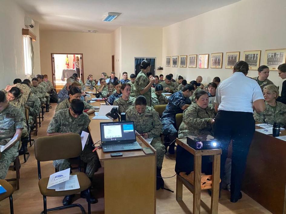 Primera sesión informativa del Proyecto Elsie Personal militar sentado en un salón de clases recibiendo la capacitación