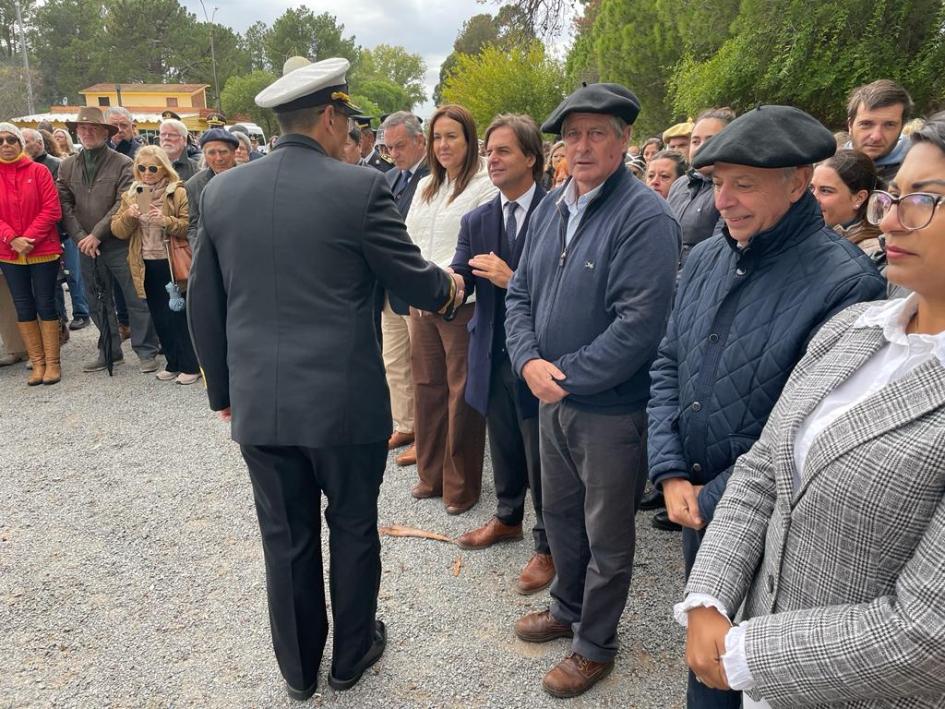 Acto en La Agraciada Prefecto Nacional Naval saludando al Presidente Luis Lacalle Pou