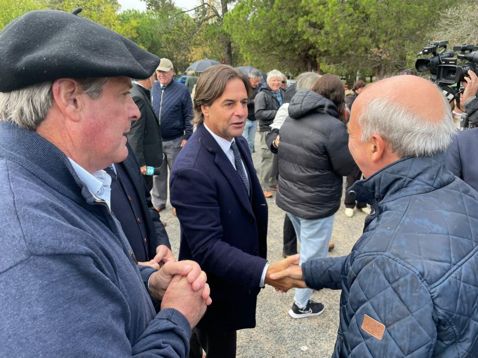 Presidente Lacalle Pou saludando a ministro de Defensa, García