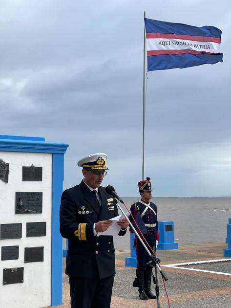 Prefecto José Elizondo realizando discurso por el aniversario del Desembarco de los 33 Orientales