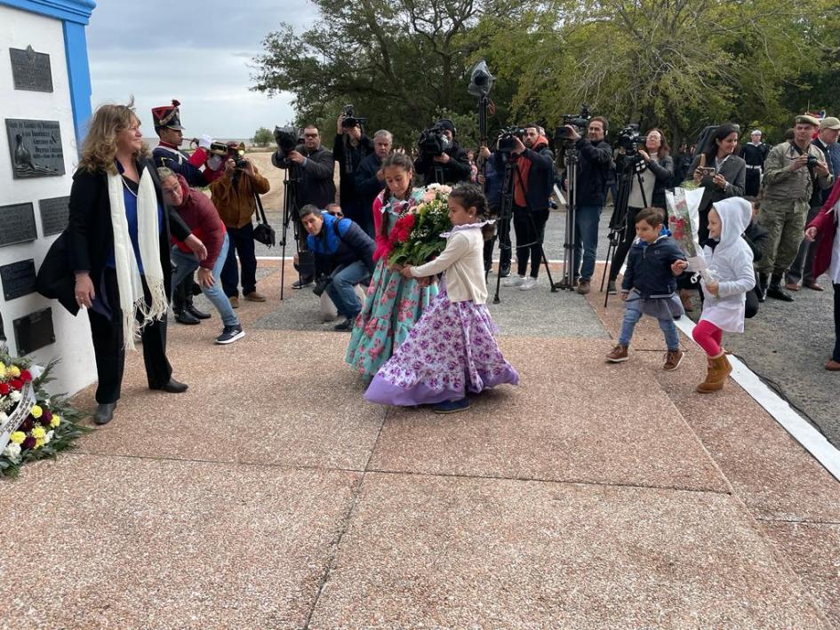 Escolares poniendo ofrenda en monumento por los Treinta y Tres Orientales