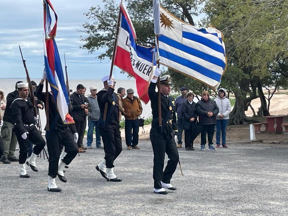 Acto en La Agraciada Militares desfilando con banderas