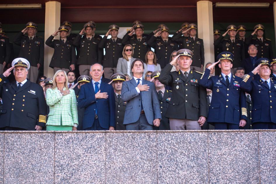 Presidente Lacalle Pou, ministro García y comandantes del Ejército en acto por el Día del Ejército Presidente Lacalle Pou, ministro García y comandantes del Ejército