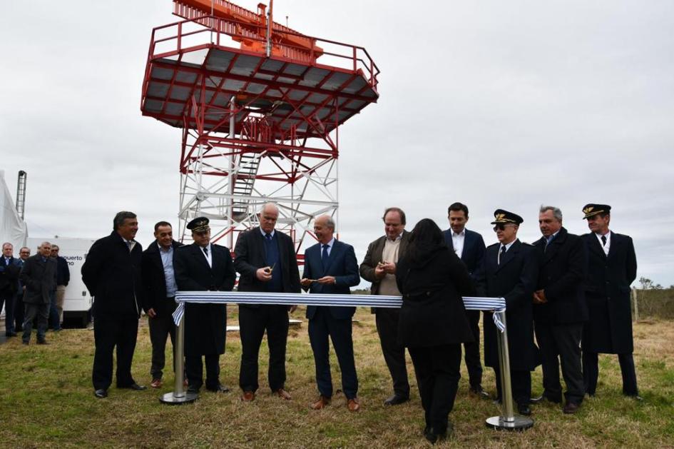 Nuevo radar en Aeropuerto de Santa Bernardina en Durazno Autoridades inaugurando radar en Santa Bernardina (Durazno)