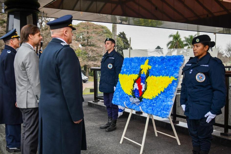Presidente y comandante en jefe Fuerza Aérea ofrendan a mártires de la FAU Presidente y comandante en jefe Fuerza Aérea ofrendan a mártires de la FAU