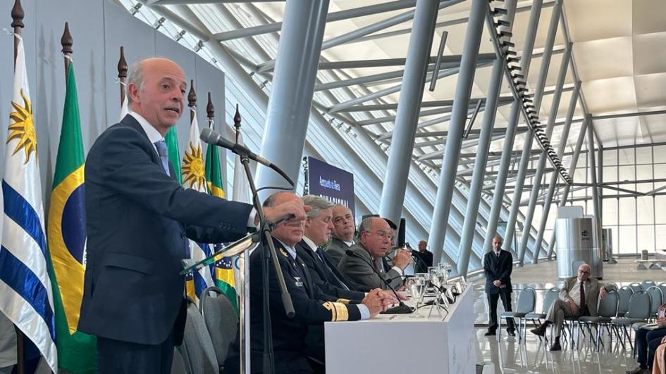 Firma de binacionalidad de Aeropuerto de Rivera Ministro García dando un discurso