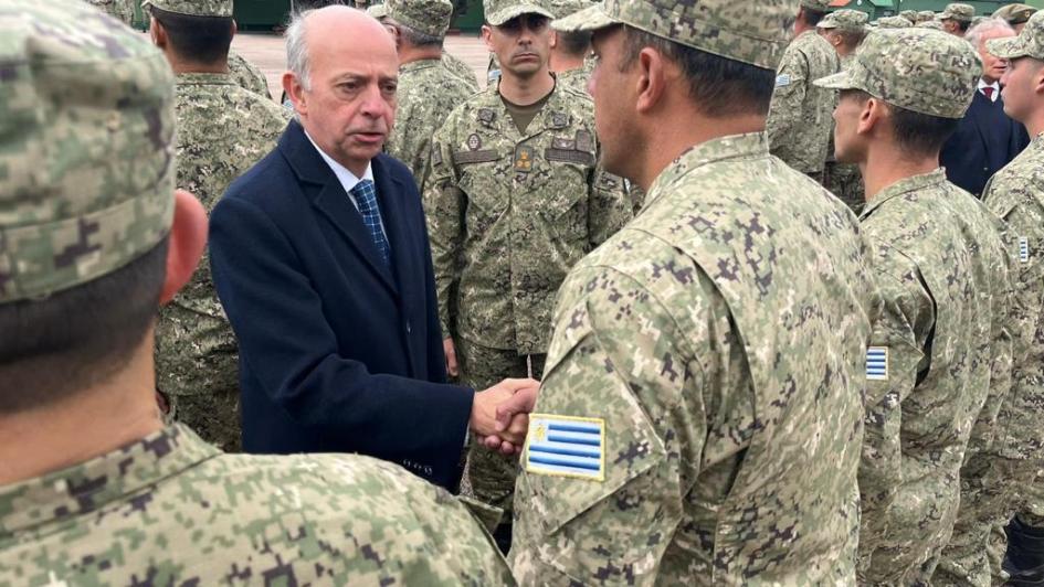 Relevo de efectivos uruguayos en Golán Ministro saludando a efectivos que parten hacia Golán