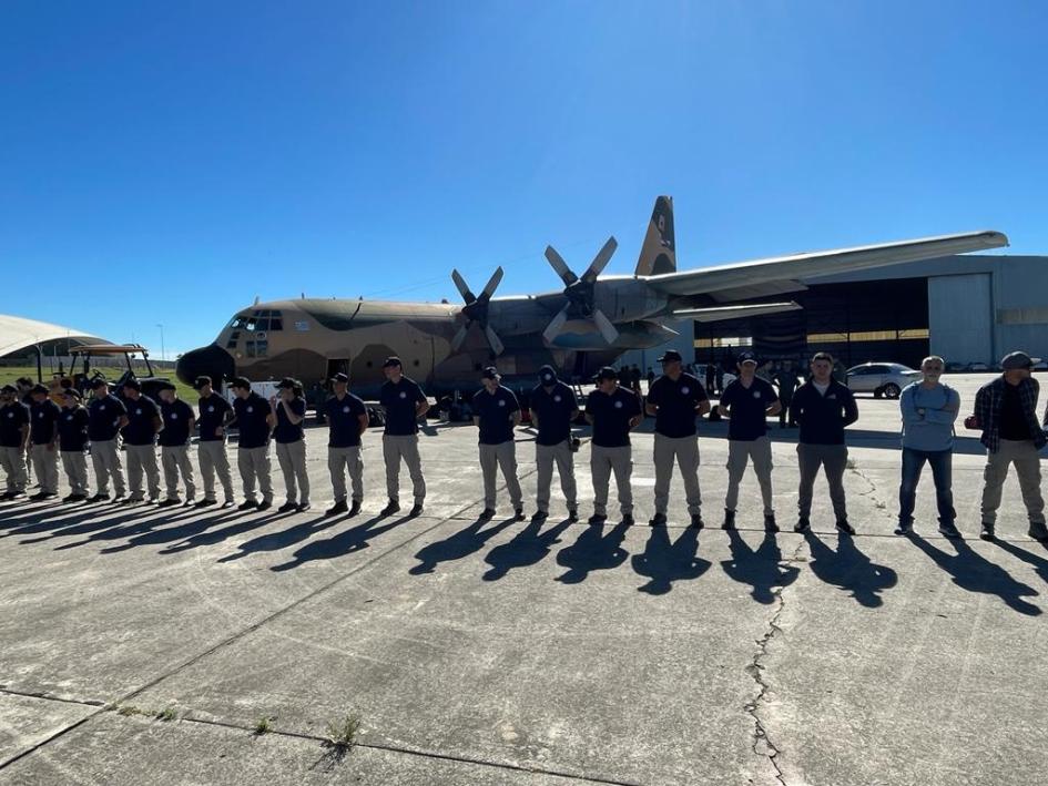 Campaña Antártica 2023-2024 Integrantes que viajan a la Antártida posando frente al avión Hércules antes de partir