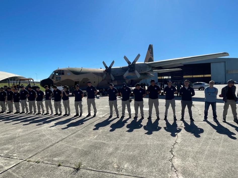 Integrantes que viajan a la Antártida posando frente al avión Hércules antes de partir 