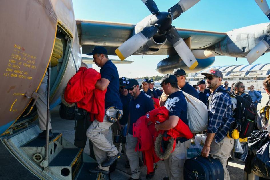 Integrantes de la dotación que viaja a la Antártida subiendo al avión Hércules.