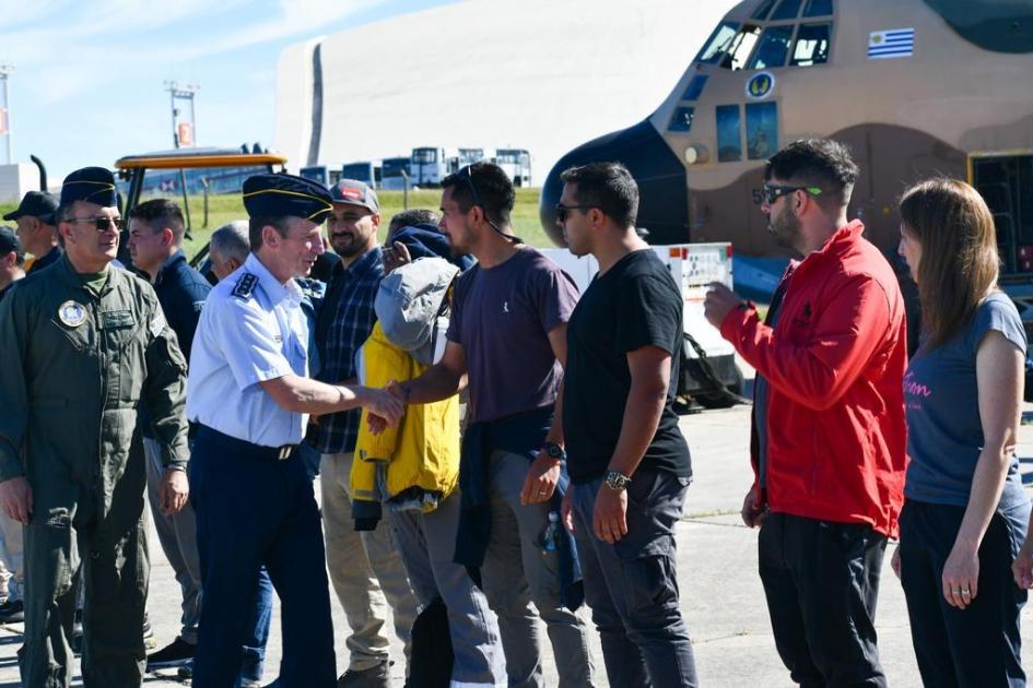 Campaña Antártica 2023-2024 Jefe del ESMADE saludando a integrantes de la dotación que viaja a la Antártida.