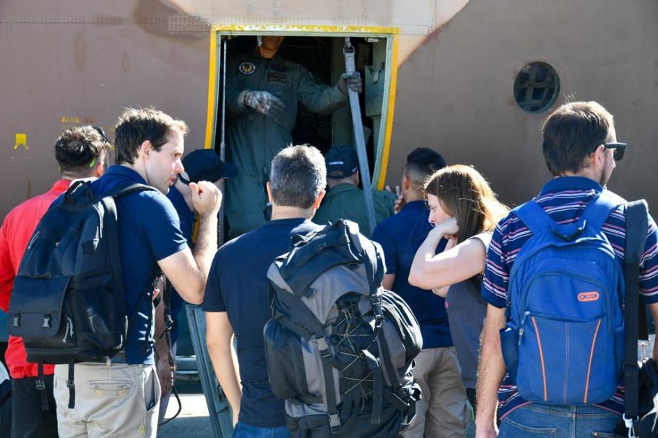 Integrantes de la dotación que viaja a la Antártida subiendo al avión Hércules.