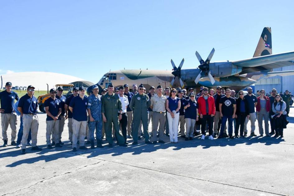 Integrantes que viajan a la Antártida posando frente al avión Hércules antes de partir 