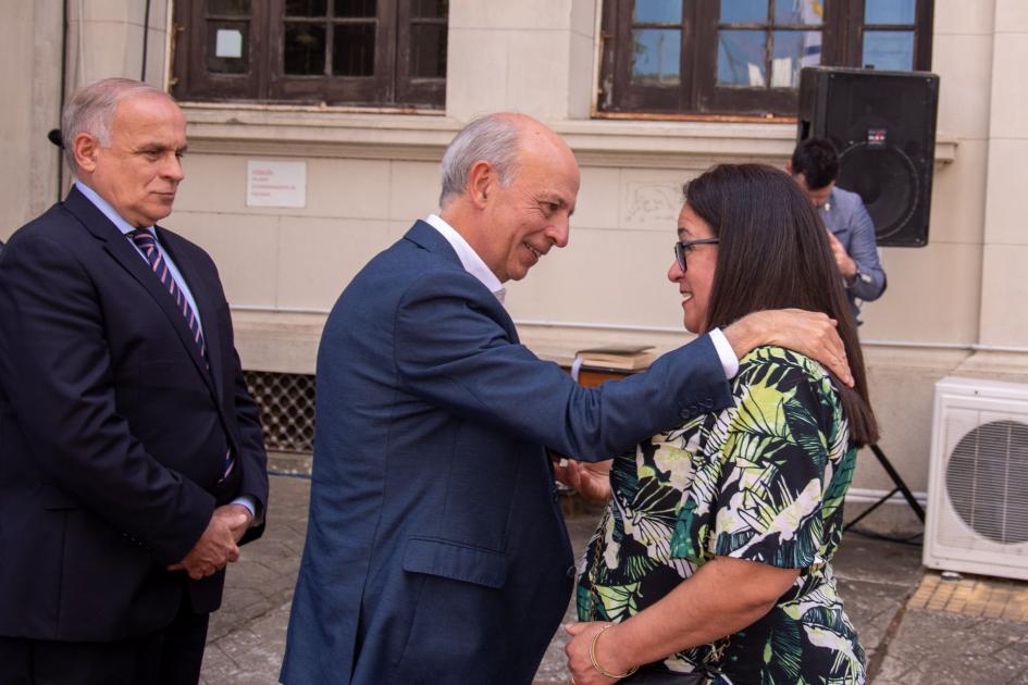 Ministro Javier García y subsecretario Rivera Elgue entregando reconocimiento a funcionaria Subsecretario Rivera Elgue y ministro Javier García entregando medalla a funcionaria
