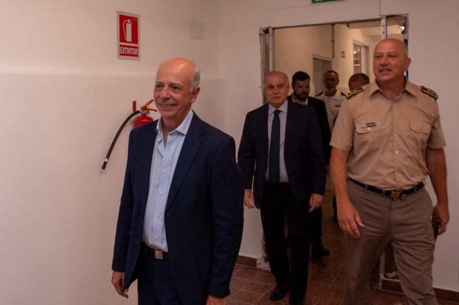 El Servicio Nacional de Sangre comenzará a funcionar en el Hospital Militar tras el incendio. Autoridades recorriendo el Hospital Militar