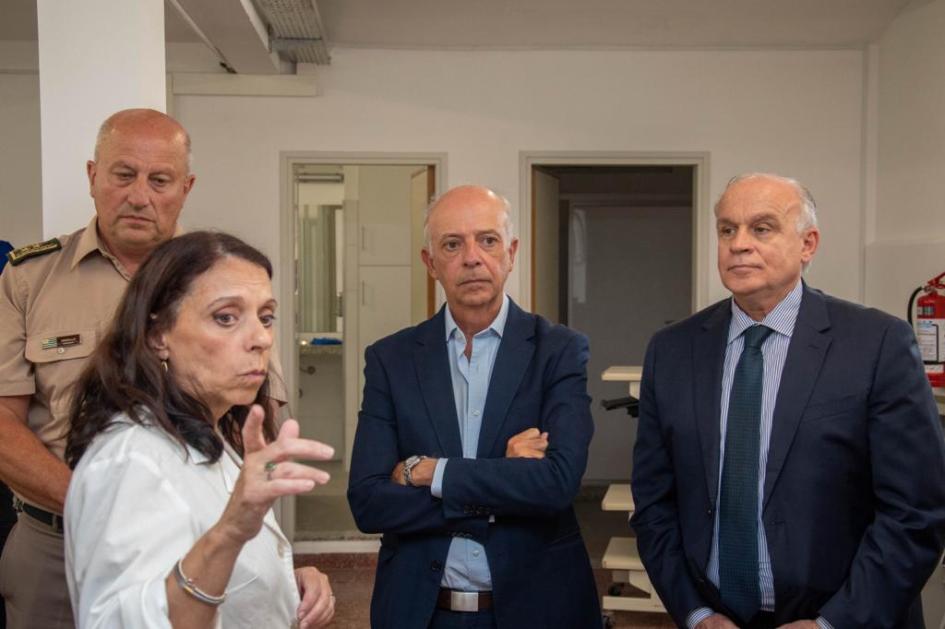 El Servicio Nacional de Sangre comenzará a funcionar en el Hospital Militar tras el incendio. Autoridades recorriendo el Hospital Militar