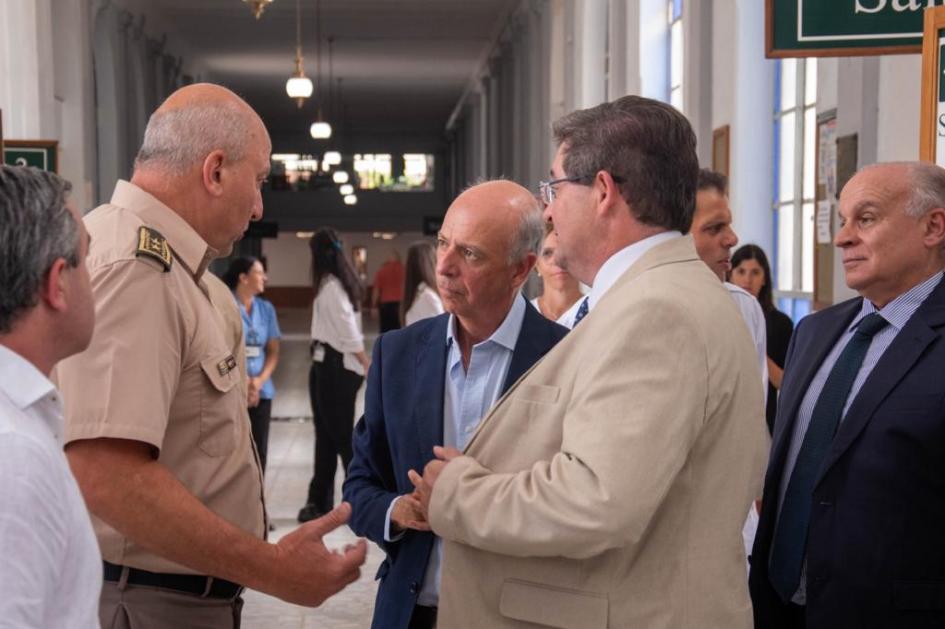 El Servicio Nacional de Sangre comenzará a funcionar en el Hospital Militar tras el incendio. Autoridades recorriendo el Hospital Militar