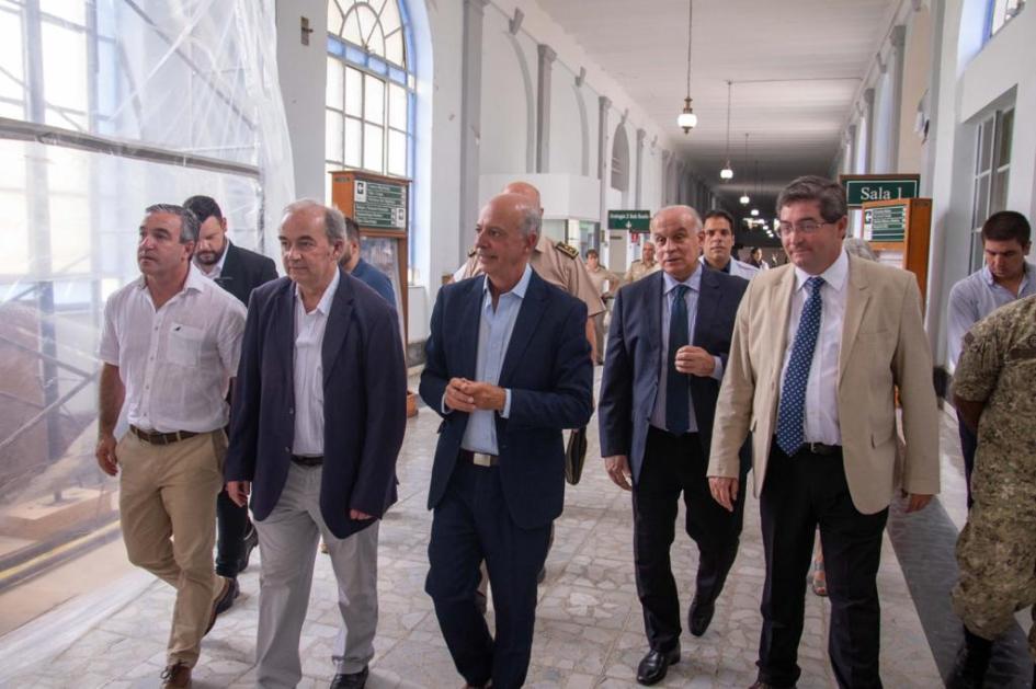El Servicio Nacional de Sangre comenzará a funcionar en el Hospital Militar tras el incendio. Autoridades recorriendo el Hospital Militar