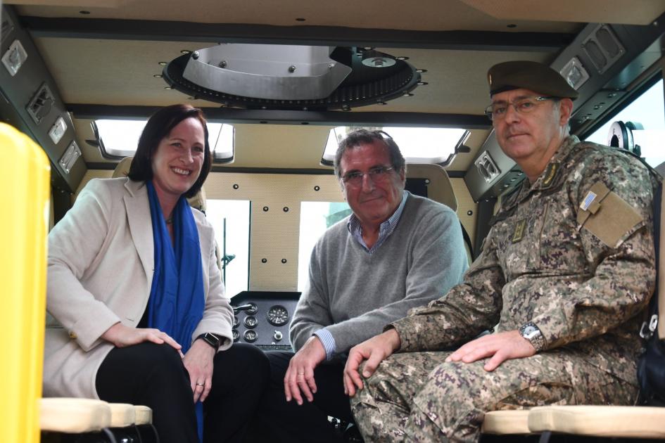 Embajadora Heide Fulton, ministro de Defensa, Armando Castaingdebat, Gral. José Martínez Embajadora Heide Fulton, ministro de Defensa, Armando Castaingdebat, Gral. José Martínez