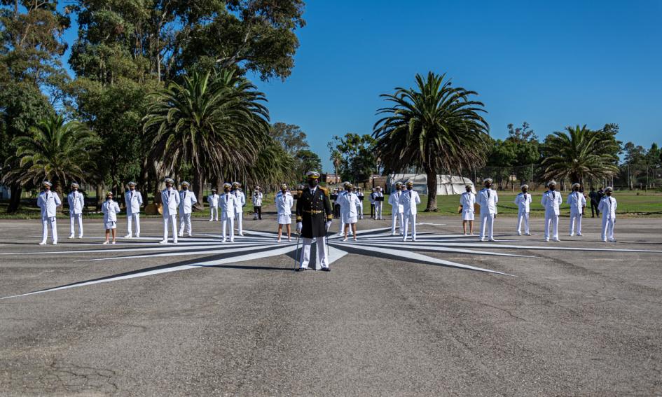 Formación de estudiantes de la Escuela Naval