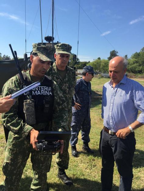 Personal de Prefectura muestra las tecnologías al ministro García Patrullaje fronterizo en Fray Bentos