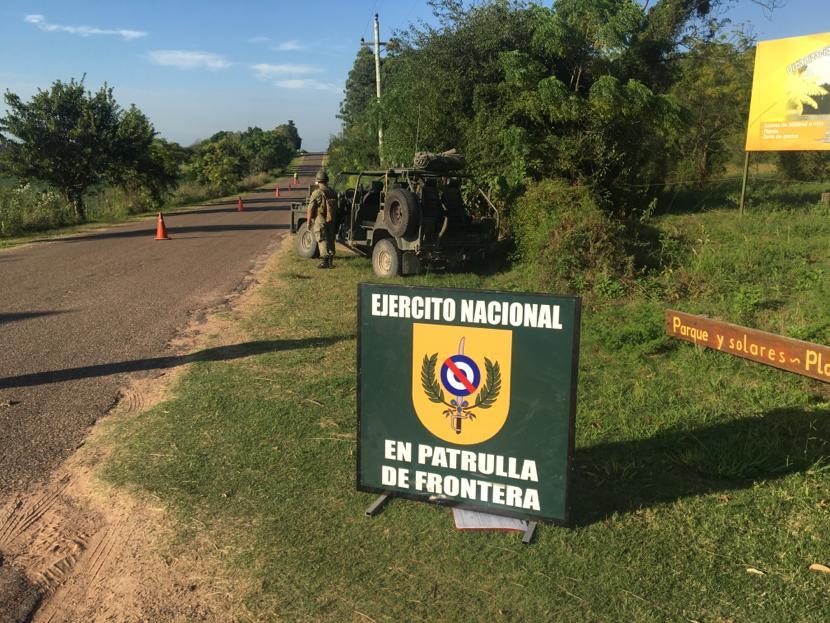 Personal del Ejército en punto de control en Fray Bentos Patrullaje fronterizo en Fray Bentos