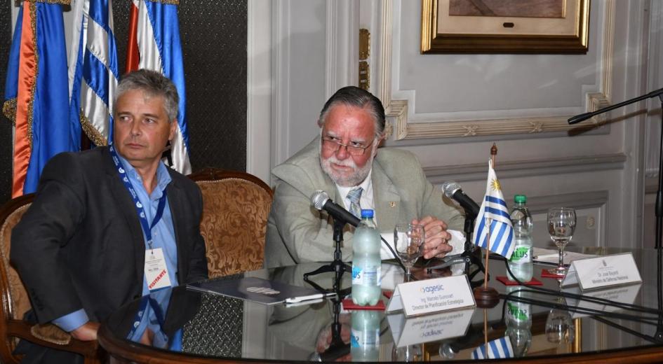 Inauguración de la nueva Web del MDN inistro de Defensa Nacional, Dr. José Bayardi como el Director de Planificación Estratégica de AGESIC, Ing. Marcelo Guinovart