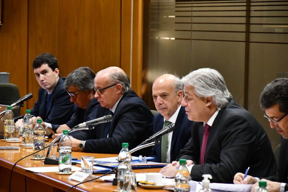 Ministros sentados compareciendo en Comisión de Defensa Ministros sentados compareciendo en Comisión de Defensa
