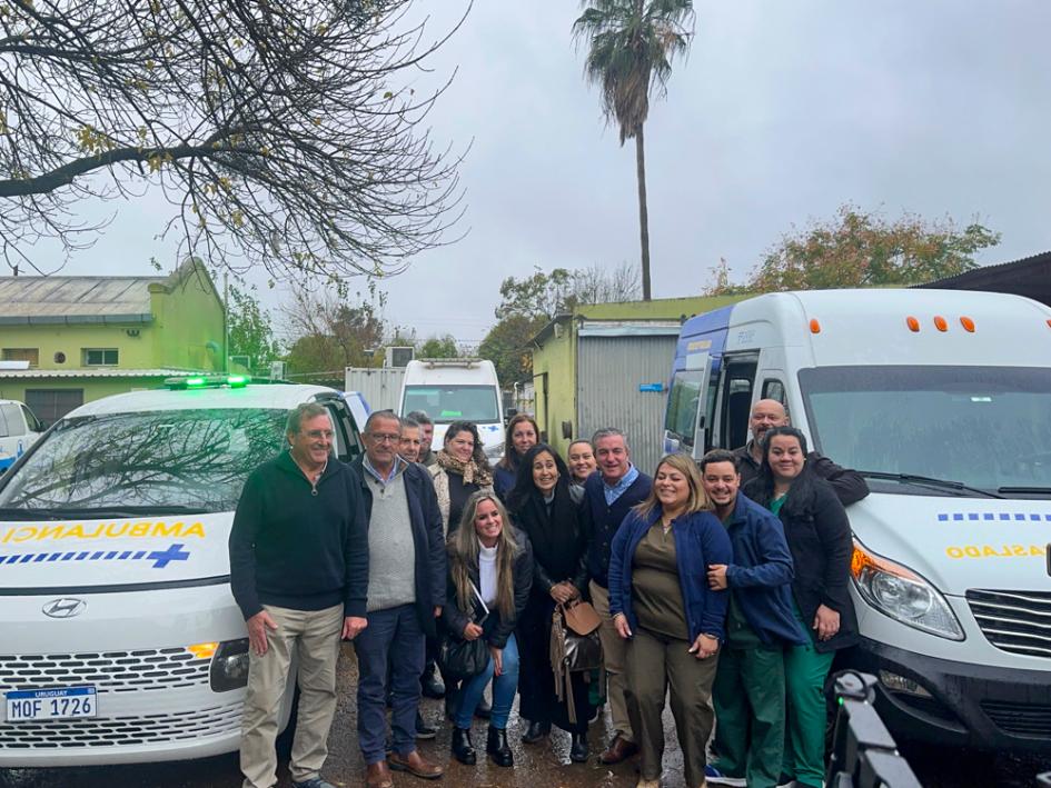 Entrega de ambulancia y micro en Bella Unión Entrega de ambulancia y micro en Bella Unión