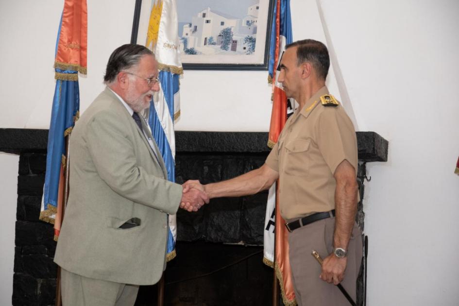 Ministro de Defensa Nacional, José Bayardi saludando al nuevo Director Nacional del SINOMAPA
