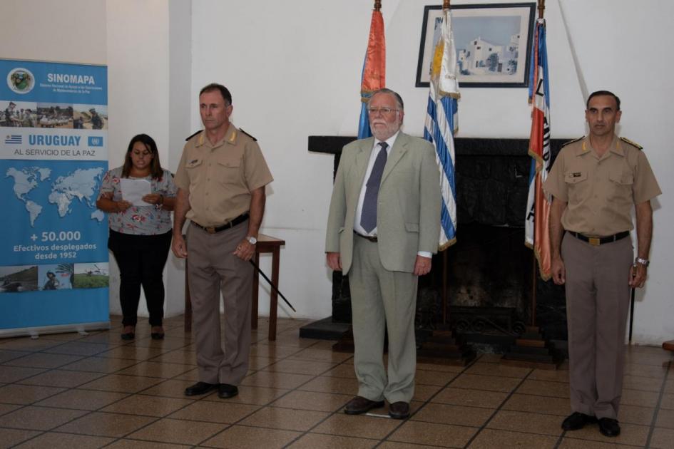 Ministro de Defensa Nacional, José Bayardi con Director saliente del SINOMAPA a su derecha y Director entrante del SINOMAPA a su izquierda