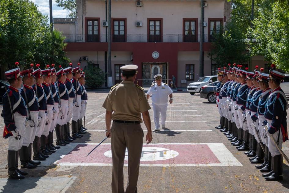 Autoridad de la Armada Nacional llegando a la Ceremonia