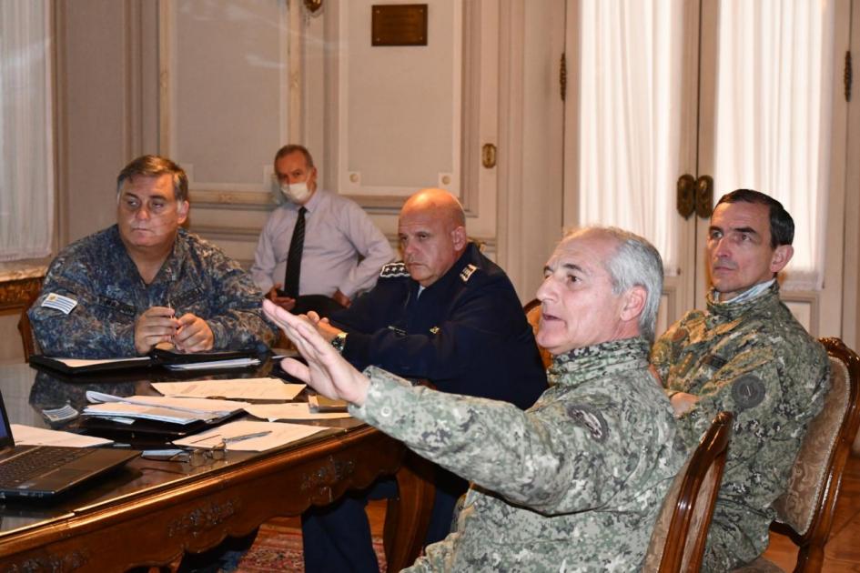 Reunión entre el Ministro de Defensa, Comandantes en Jefe y Esmade