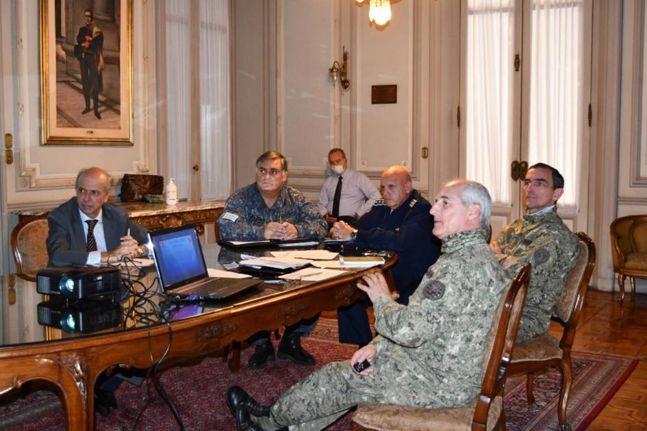 Reunión entre el Ministro de Defensa, Comandantes en Jefe y Esmade