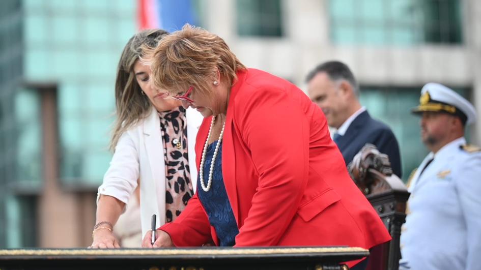 ministra Lazo firmando libro de actas ministra Lazo firmando libro de actas