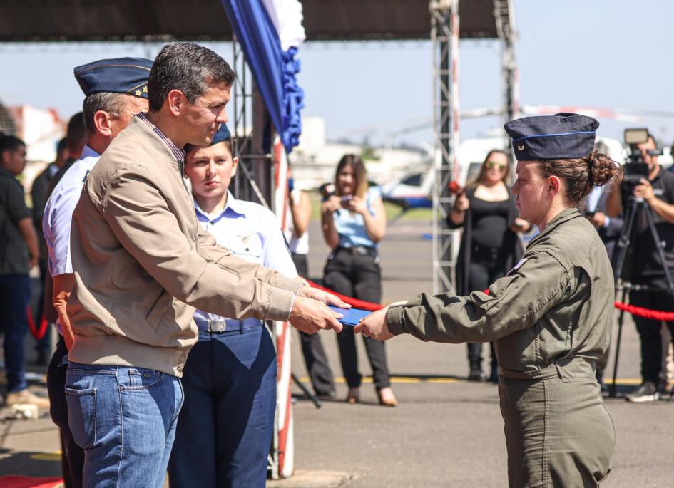 Tripulación del KC-130 Hércules en Paraguay Tripulación del KC-130 Hércules en Paraguay