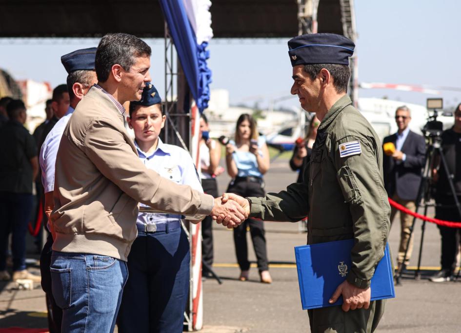Tripulación del KC-130 Hércules en Paraguay Tripulación del KC-130 Hércules en Paraguay