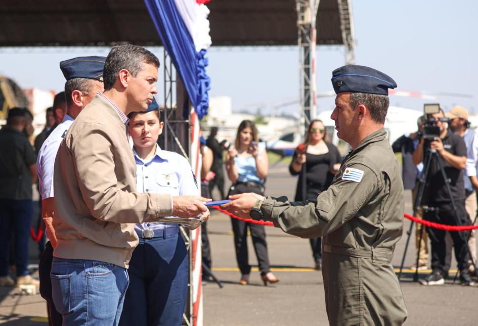 Tripulación del KC-130 Hércules en Paraguay Tripulación del KC-130 Hércules en Paraguay
