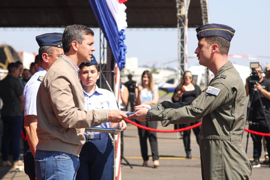 Tripulación del KC-130 Hércules en Paraguay Tripulación del KC-130 Hércules en Paraguay