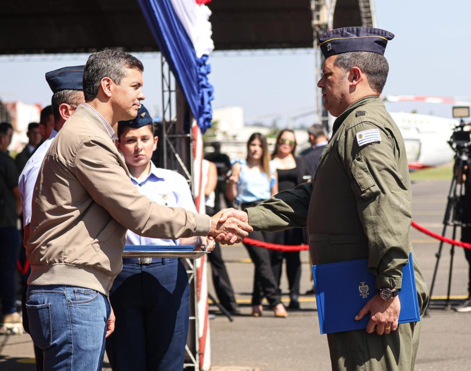 Tripulación del KC-130 Hércules en Paraguay Tripulación del KC-130 Hércules en Paraguay