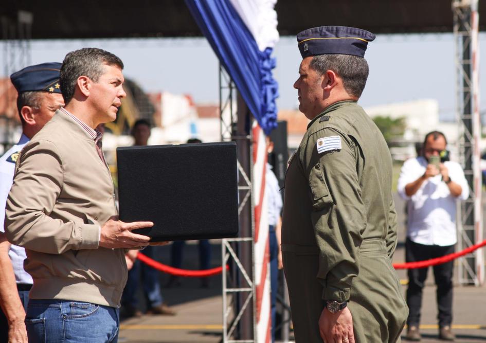 Tripulación del KC-130 Hércules en Paraguay Tripulación del KC-130 Hércules en Paraguay