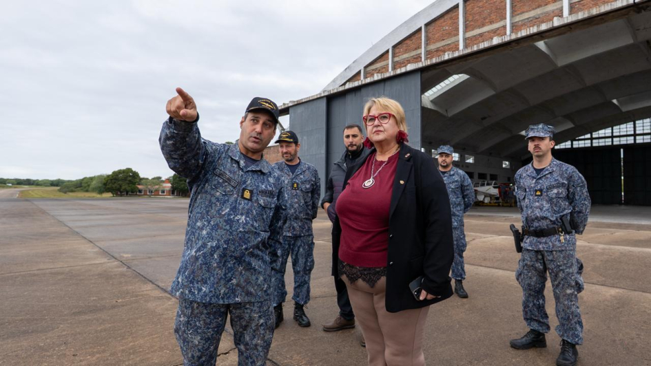 Ministra recorre unidades militares de Maldonado Ministra recorre unidades militares de Maldonado
