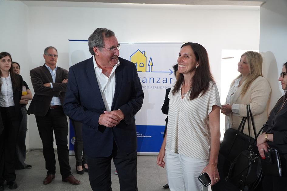 Entrega de la primera vivienda del Plan Avanzar a integrante de la Armada Nacional